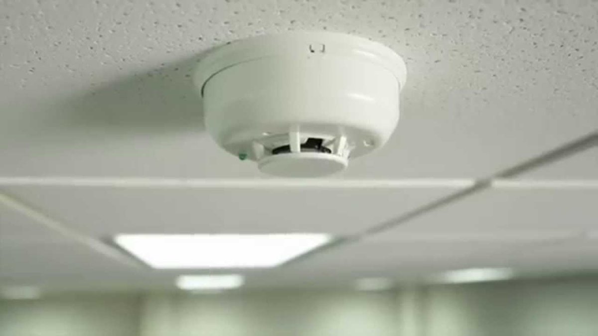 Автономный пожарный извещатель (адпи). Автономные дымовые извещатели. Пожарный извещатель монтаж. Установка извещателя пожарной сигнализации. Монтаж пожарных извещателей.