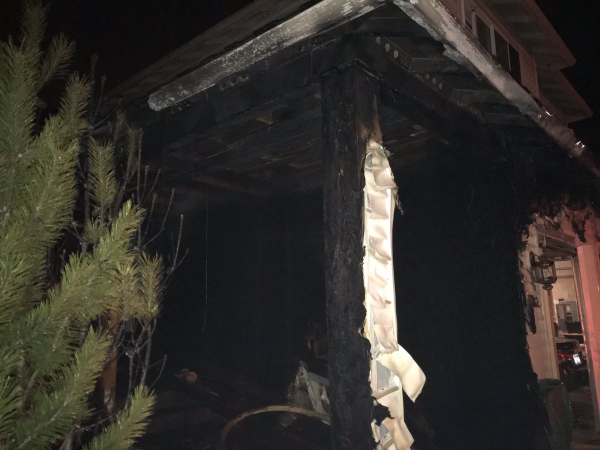 MapleValleyFire's tweet image. House fire 11400 Blk of SE 217 st. No inj. Damage limited to entry way and front of house.