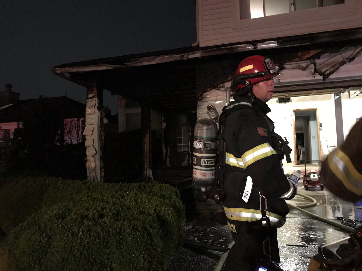 MapleValleyFire's tweet image. House fire 11400 Blk of SE 217 st. No inj. Damage limited to entry way and front of house.