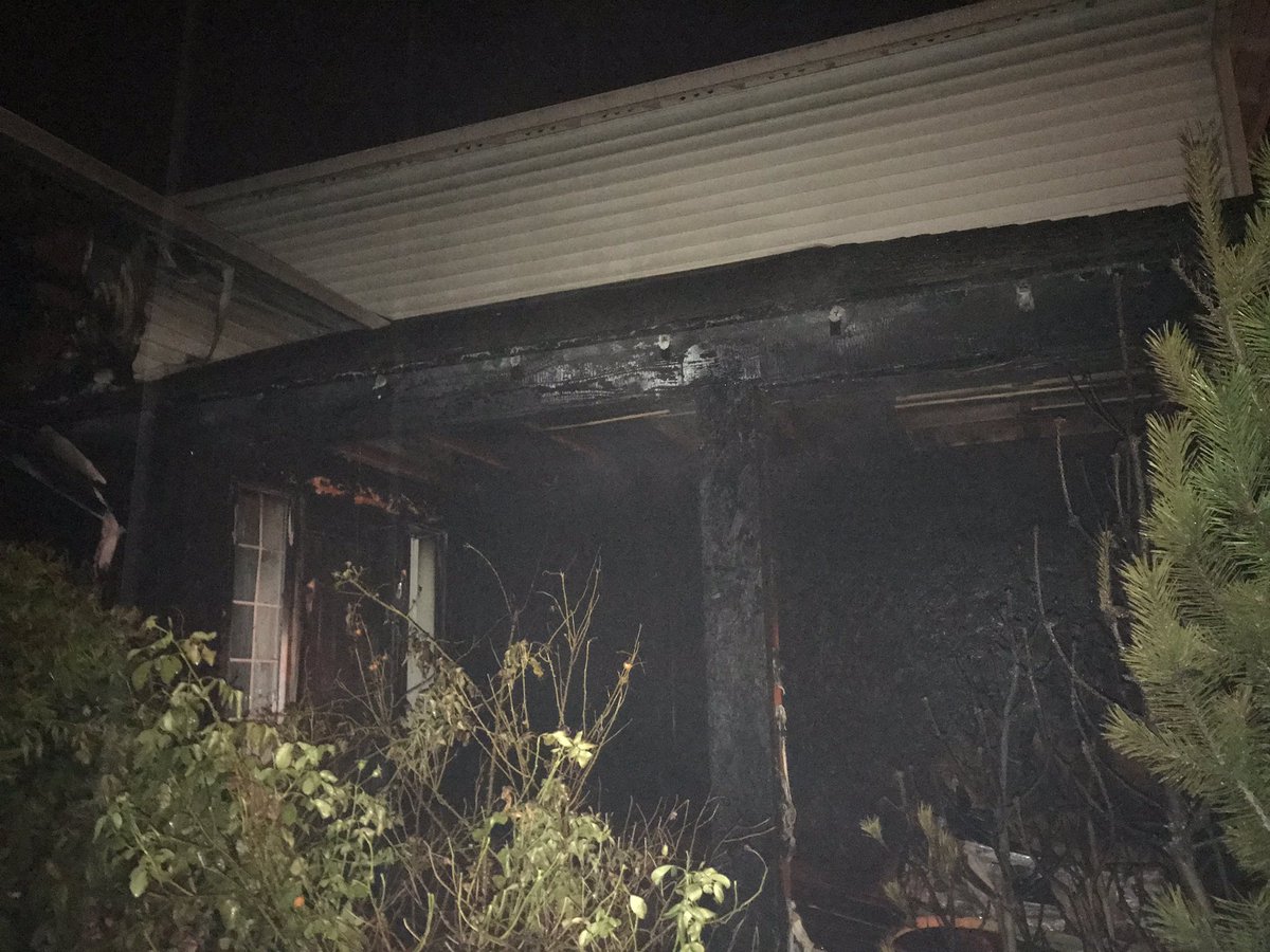 MapleValleyFire's tweet image. House fire 11400 Blk of SE 217 st. No inj. Damage limited to entry way and front of house.