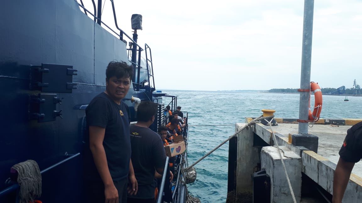 beacukaiRI's tweet photo. [Bersama Untuk Palu dan Donggala]

Kapal Patroli BC 30003 disiapkan untuk membawa bantuan. Saat ini sedang mengumpulkan bantuan berupa logistik.

Bantuan sahabat dapat disalurkan melalui rekening DKM Baitut Taqwa Kantor Pusat DJBC No Rekening BRI 1256-01-000007-30-1. https://t.co/aCrggqMS0w