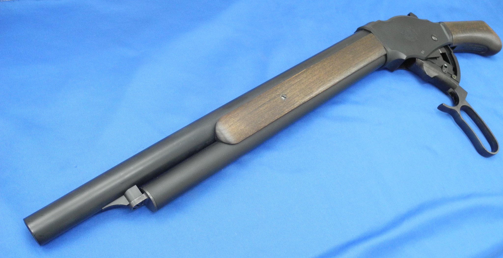 ガンショップ グルカ ターミネーター２の銃 といえばこのショットガン M17 8ｍｍbb弾仕様であります 花束たっぷりの箱から取り出して撃ちまくるシーンや バイク上でくるっと回してコックするあのシーンも絶対一度は真似してみたいはず さすがに