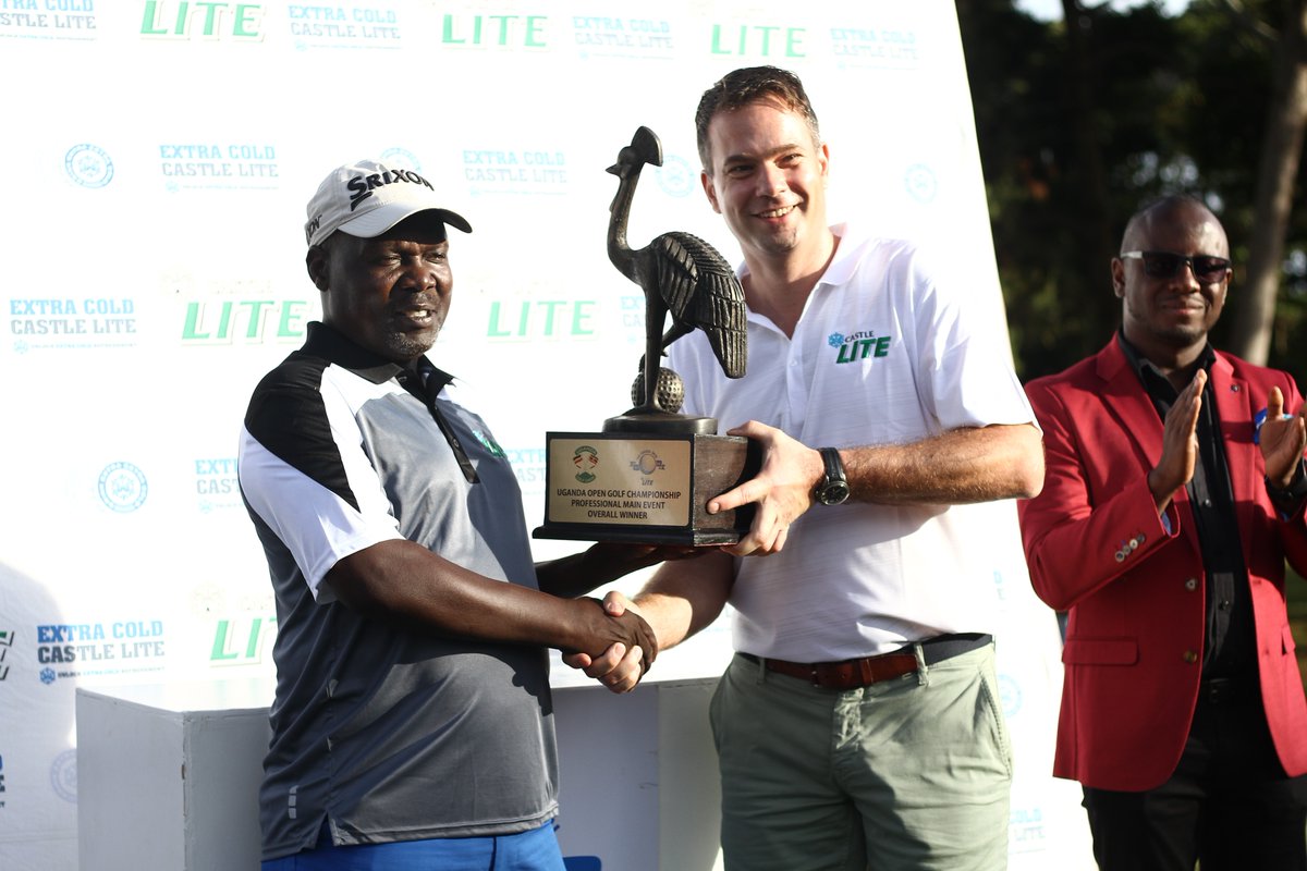 Jadwong's tweet photo. Big hitter #Indiza wins record 5th #Uganda Pro #Golf ⛳️ Open, takes home sh41 million prize
https://t.co/UOl2AclS0q
#Castlelite 🇺🇬 #UgandaOpen2018 #UgGolfOpen18
📷 @CastleLiteUg https://t.co/eeQeFpPiOm