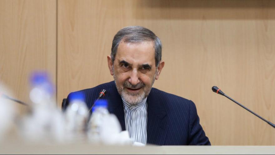 iranwire's tweet photo. ▫️علی اکبر ولایتی مشاور بین الملل علی خامنه ای:از یمنی‌ها یاد بگیریم که چگونه مقاومت می‌کنند.آنها به جای لباس لنگ می‌بندد و اسلحه به دست دارند و چند تکه نان خشک دستشان است!
#اخبار_ایران https://t.co/h485wj68uo