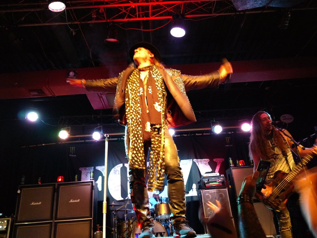 JacquiFried's tweet photo. @FOZZYROCK @thedukeofmetal @IAmJericho a few more pics of the Tampa show! Thanks for the memories! #Tampa #FozzyRocks #98Rocks https://t.co/PDvp33xui5