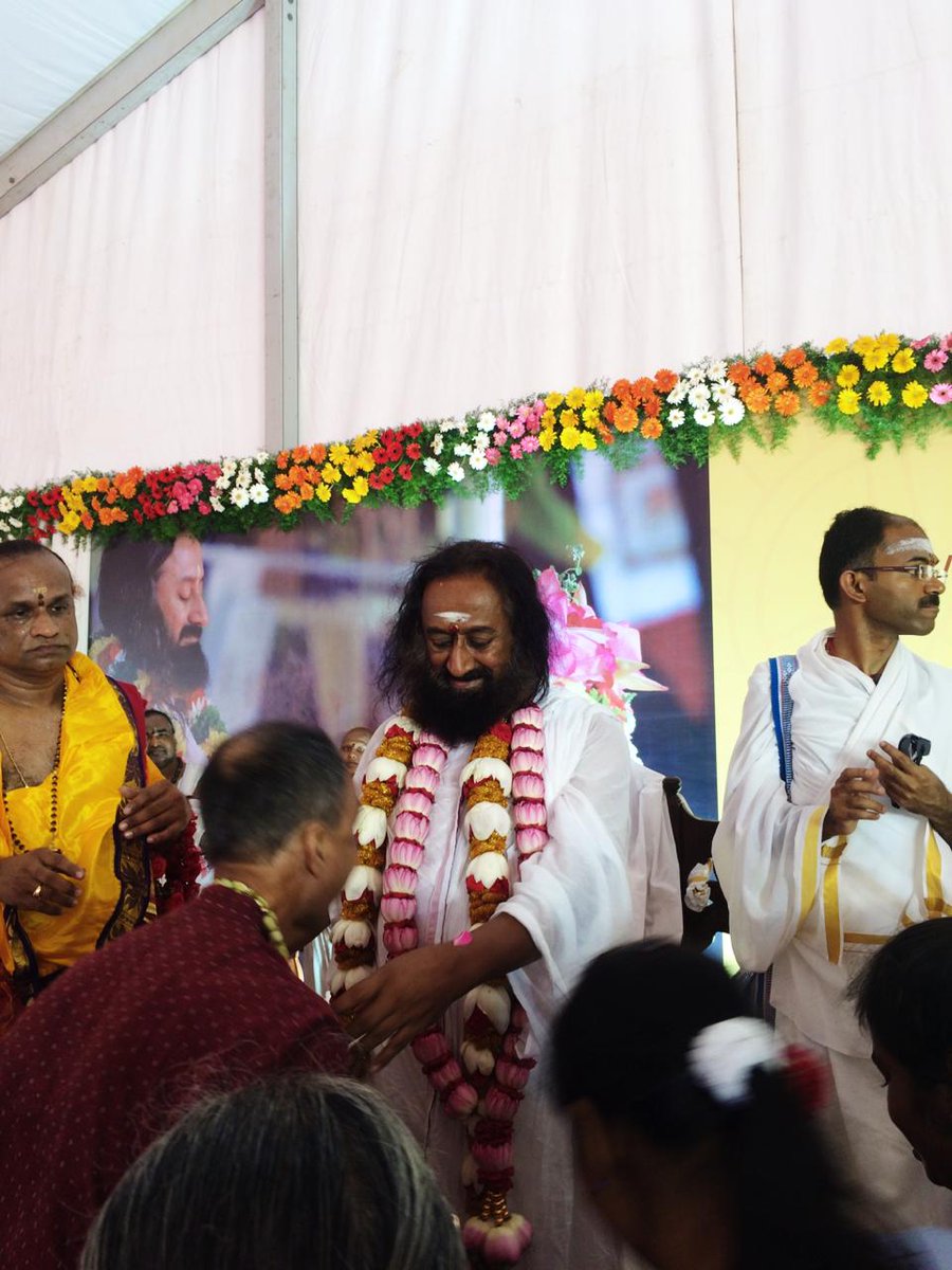 Glimpses from Gurudev @SriSri at the venue greeting and blessing the devotees after #MahaRudraHomam #GurudevInChennai