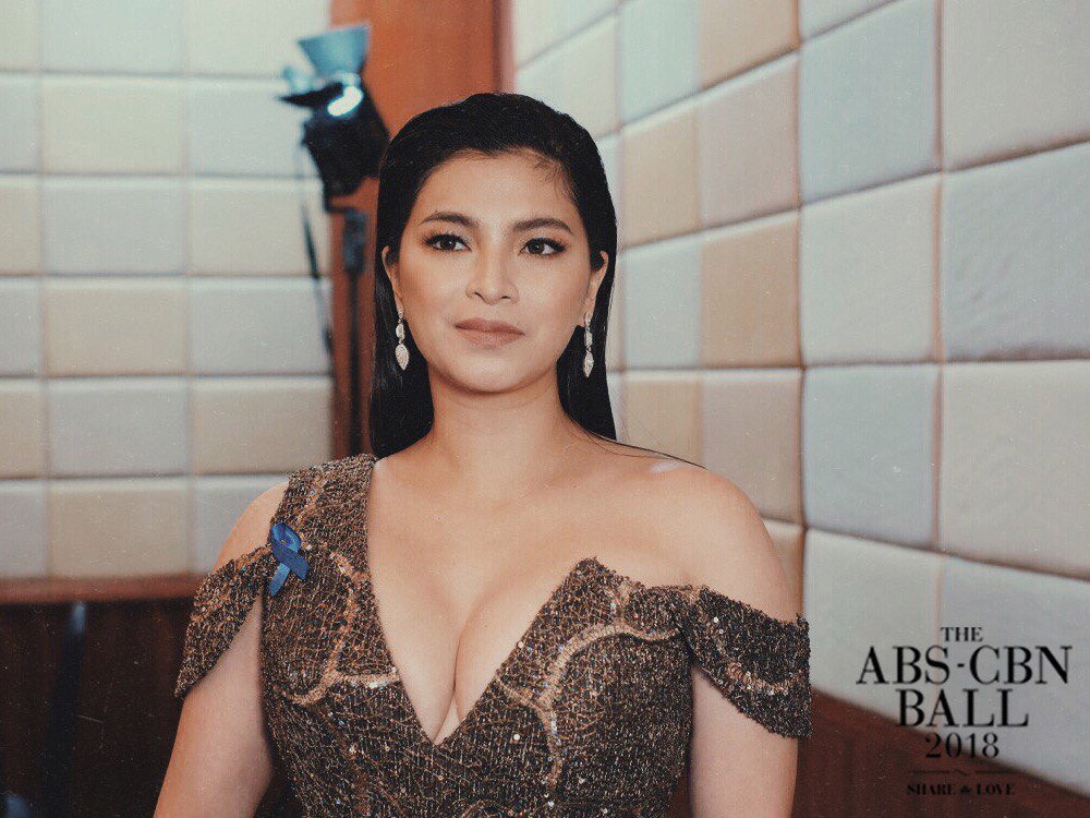ABSCBNLifestyle's tweet photo. Q-U-E-E-N! #AngelLocsin doesn’t have to go too bright to stand out. We’re lovin’ how she boasted of her voluptuousness in this batik-inspired gown! #ABSCBNBall2018 #ABSCBNBallShareTheLove https://t.co/Aqay7VQOOc