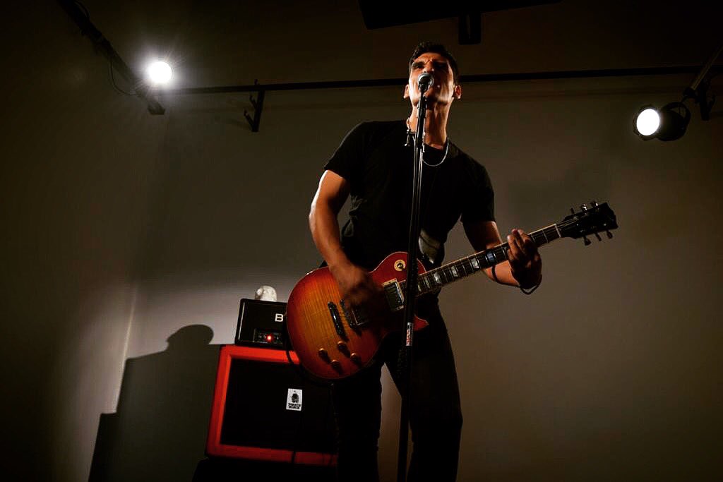 crixo_lp's tweet photo. Filmación día 1.......se viene el clip de “Irreversible” corte de nuestro nuevo material... 👊🏽👊🏽🔥🔥👊🏽👊🏽 @cuper_juan #crixo #hardrock @gibsonguitar #gibson @marshallamps @Blackstaramps @PirateblackOk https://t.co/YWbsLnwZp2