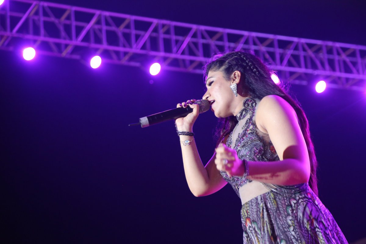 MMDUmullana's tweet photo. Tweet (1/2) Catch the glimpses of their performance and the enthusiastic youth!

#Star_Night #Tulsi_Kumar #Singer_Mohd_Irfan #Event #Talent_Hunt #UniversuMM_2k18 #Art #Cultural_Event #UniversuMM #Mega_Youth_Festival #Think_Learn_Succeed #MMDU #Extravaganza #MMDU_Mullana https://t.co/Zez4A0DdJw
