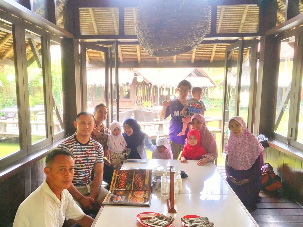 dedisulistio12's tweet photo. Lunch with family @TalagaSampireun #talagasampureun #bintaro https://t.co/wlbUTgJkHM