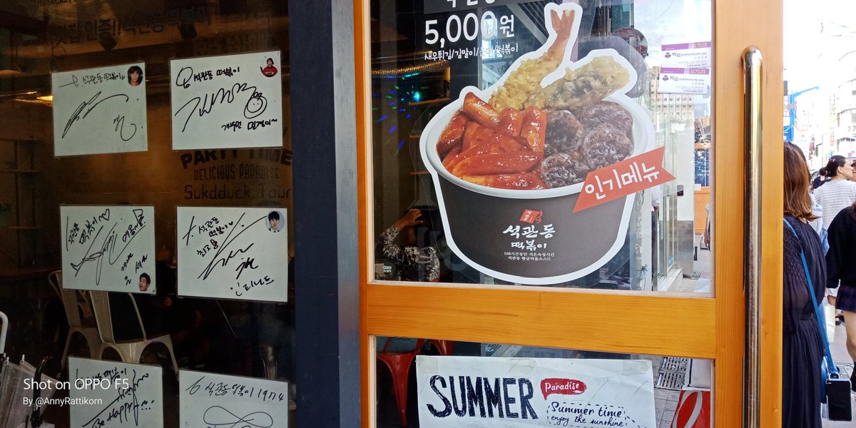 AnnyRattikorn's tweet photo. เดินๆอยู่food street แถวปูซาน เจอลายเซ้นยัยอ้วงเฉยเลย พี่จาง น้องแอลด้วยยยยยย แหนะมากินกันไกลเลยนะ  😁😁😁😁
@wowwh https://t.co/PnLvbk6Bxm