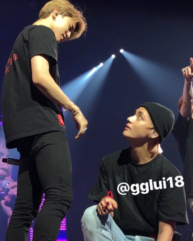 bestpromogems's tweet photo. the way vmin stared at each other before doing the fist bump + their hand size difference!!!!! mayhaps i'm crying again https://t.co/Sml6HEWXTx