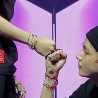 bestpromogems's tweet photo. the way vmin stared at each other before doing the fist bump + their hand size difference!!!!! mayhaps i'm crying again https://t.co/Sml6HEWXTx