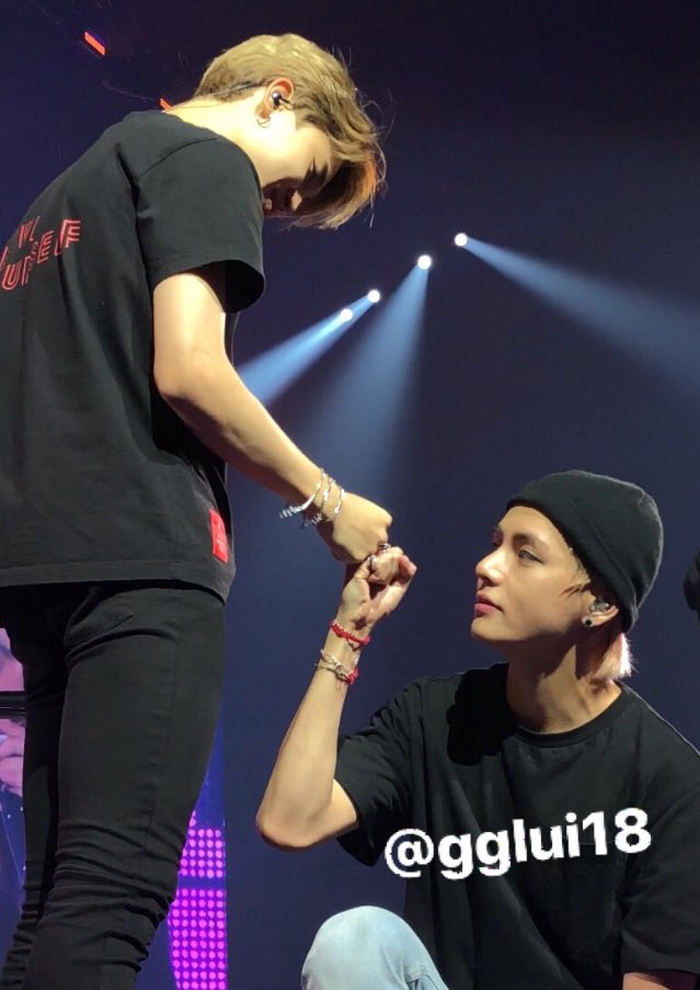 bestpromogems's tweet photo. the way vmin stared at each other before doing the fist bump + their hand size difference!!!!! mayhaps i'm crying again https://t.co/Sml6HEWXTx