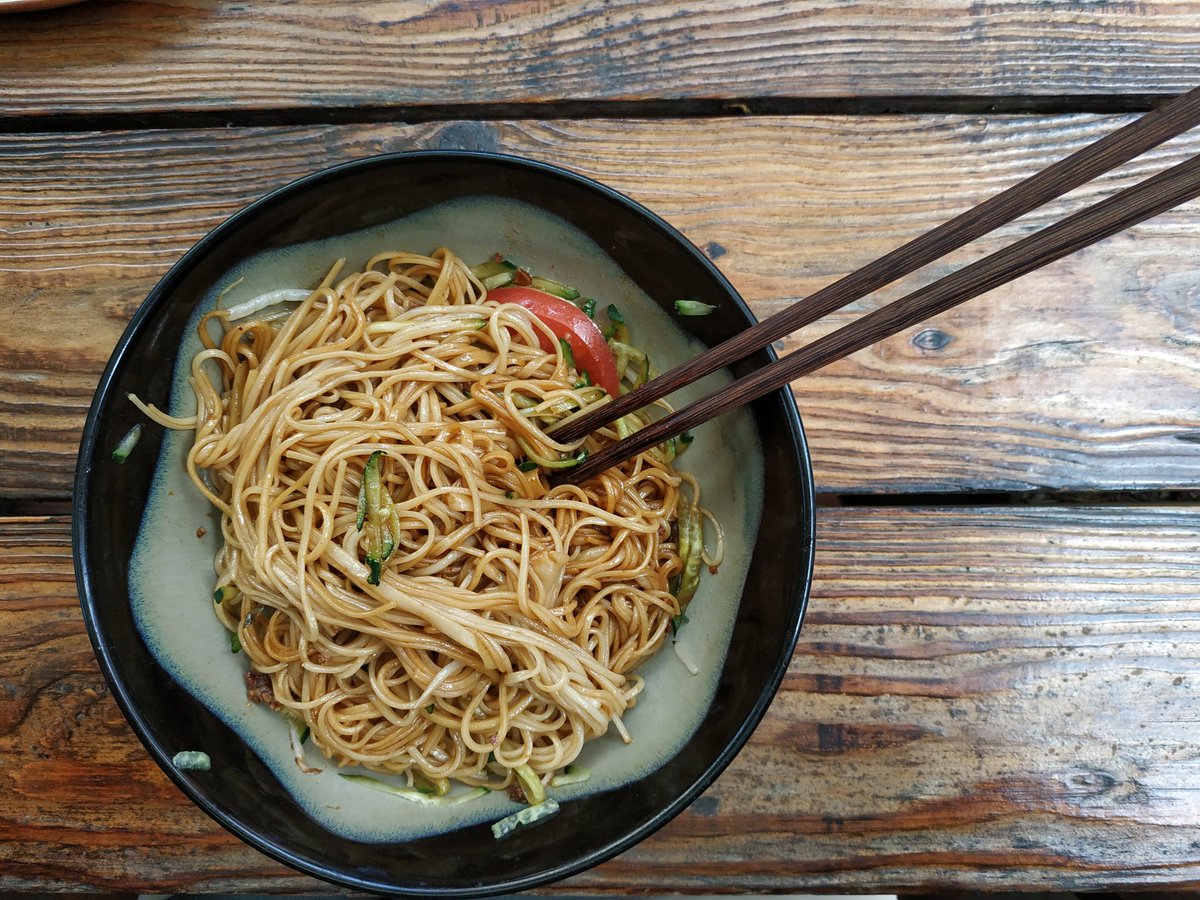 MonicaBarcelona's tweet photo. Menjar-se un plat de noodles amb chopsticks te molta conya.. i el soroll que fan xuclant també! 😂😂😂 #FromShanghai https://t.co/TcOAmu3YCY