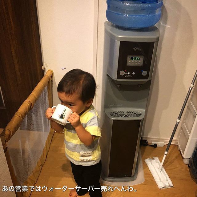 orusuma's tweet photo. ウォーターサーバーの営業マンが事務所に来て帰ったあと店長が営業論かたりだす。
#不動産 #あるある #子供店長 #あるある探検隊 #営業 #営業マン #営業女子 #営業ウーマン #店長 #上司 #営業論 #ウォーターサーバー #水 #おいしい #realestate #realestateagent #water #drink #waterserver https://t.co/Dmgi3g5Mrx