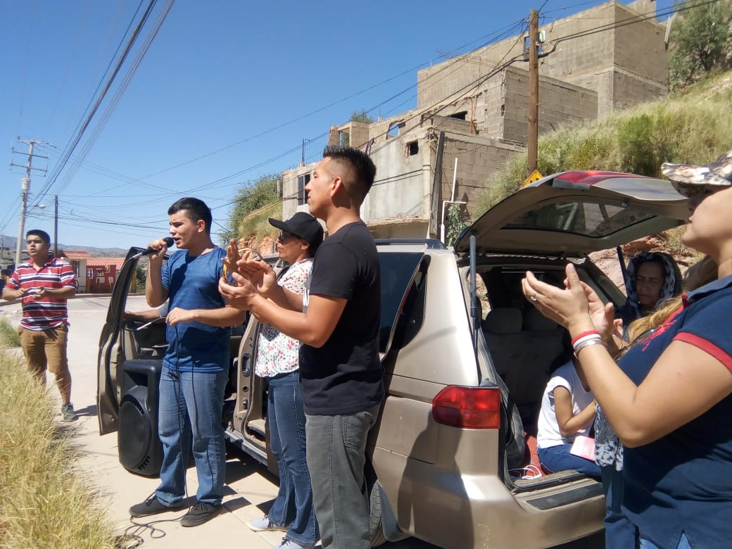 juanlp62's tweet photo. Hoy ha sido un buen sábado! Iniciamos con dos evangelismos, compartiendo testimonios y animando a gente a ir a la iglesia! #LaCasaDelAlfarero #IglesiaNo6 #CTSCROC #Celaya #Nogales #Sonora #Mexico #Cfmpics #Evangelismo #Outreach https://t.co/bBfwlAw3Ih