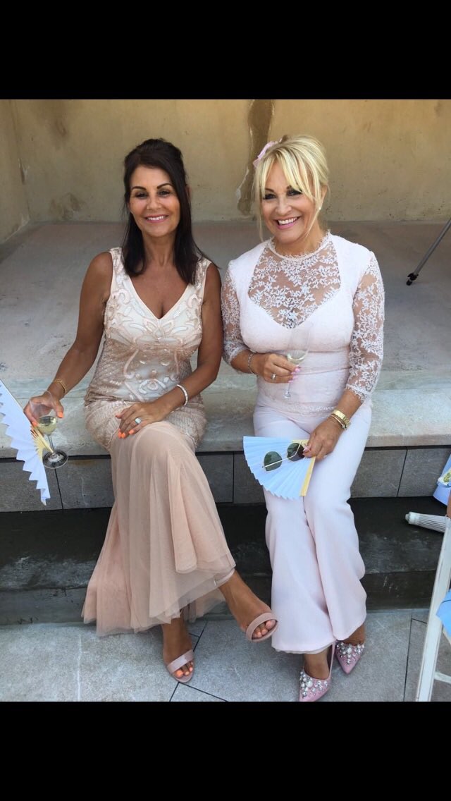 janiswright1's tweet photo. Happy birthday to my beautiful sister in law @debcushway have a fantastic day ❤️❤️❤️❤️ https://t.co/BQt2nhMH7y