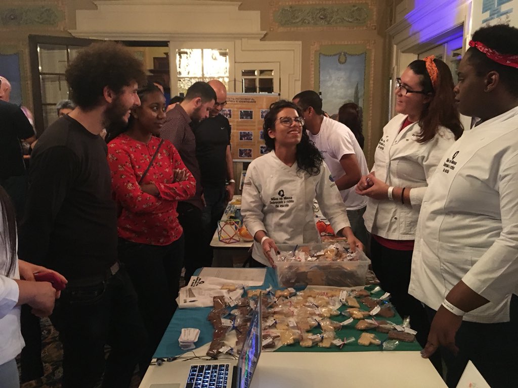 CarolRodeghiero's tweet photo. Primeira Conferência Brasileira de Aprendizagem Criativa: criamos um “monstrinho”. 🙃🙂 #CBAC #aprendizagemcriativa #SeedLabPR https://t.co/9RnbUTzqIo
