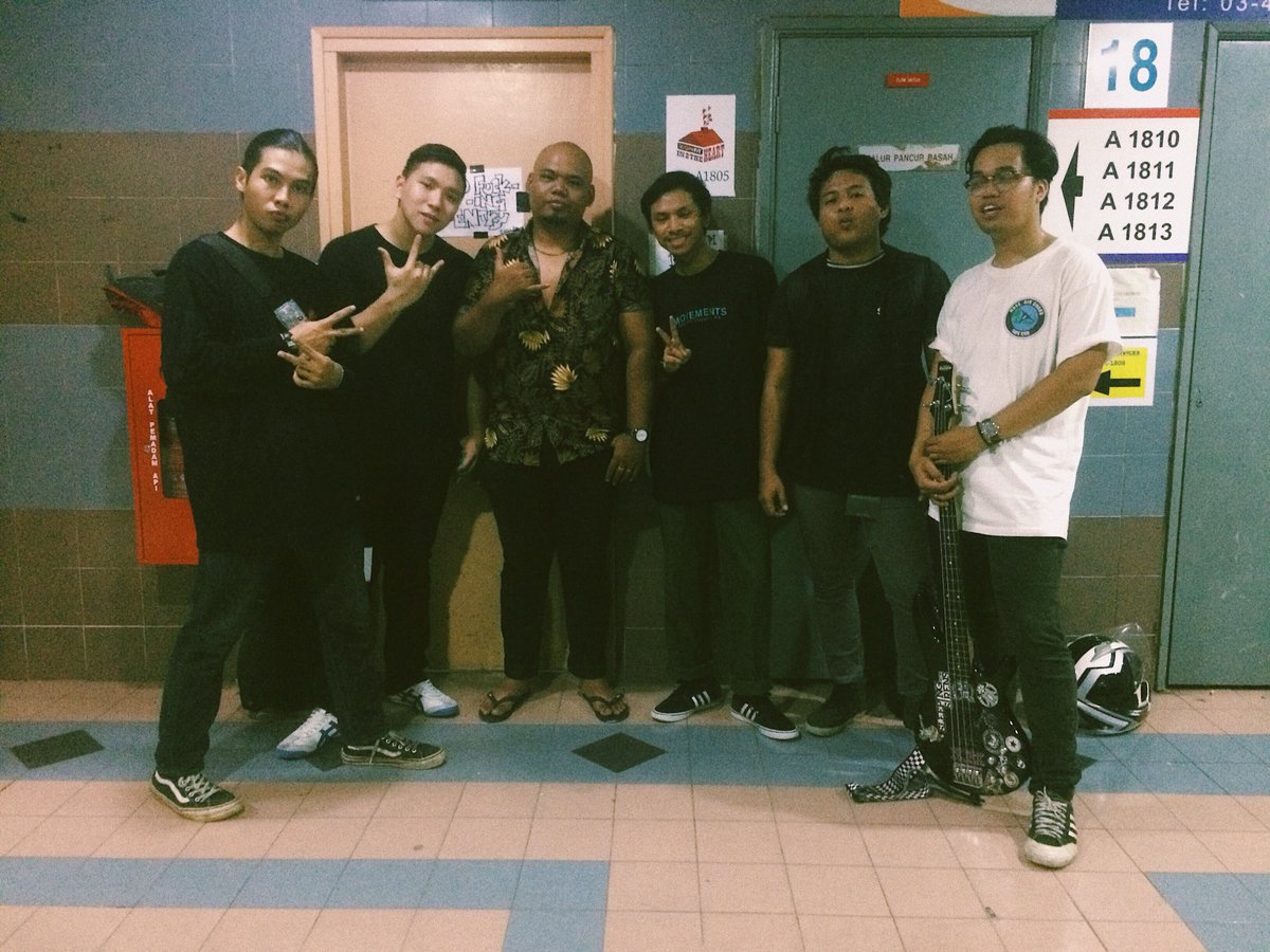 servantsmy's tweet photo. Indie Berapi was๐ฅ๐ฅhands down to 1 of the best shows weโve played so far!The bands & the crowd was sick!Thanks Alam Theatrical Records for inviting us!Hope to see you guys again soon!Weโll be back with more materials! #srvnts #srvnts2k18 #Howlg #recordinginprogress #indieberapi https://t.co/K9sMqAWZAe