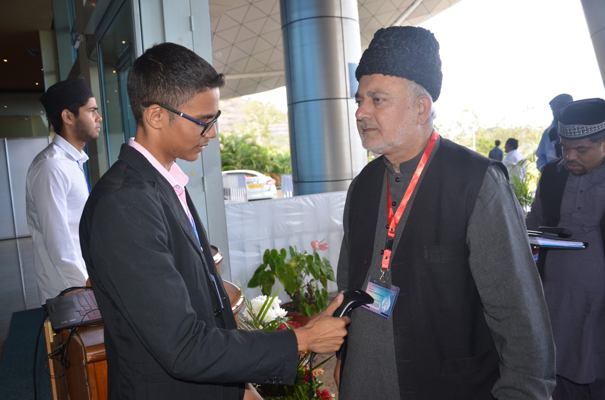 AhmadiyyaMu's tweet photo. Day 3 #JalsaMU The annual convention known as Jalsa Salana of the Ahmadiyya Muslim Community of #Mauritius ( Ameer Saheb , Moussa Taujoo alongside Marqazi representative Hamid Karim Mahmud Saheb ) https://t.co/rjIcba4LMS