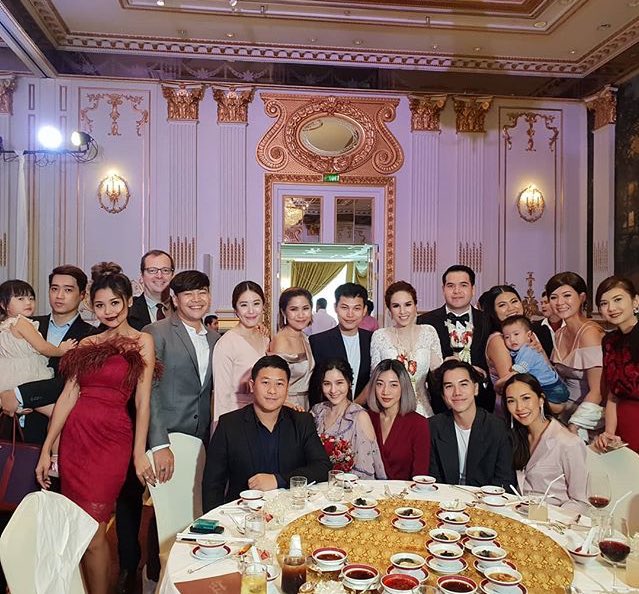 aom_sushar1's tweet photo. aom_sushar : เราถึงจุดที่จะเจอกันครบซักทีต้องเป็นงานแต่งเพื่อนแล้วใช่มั้ย 5555 😂😂😍😍 ยินดีกับเพื่อนปาลิตาด้วยนะจ๊ะ ขอให้มีความสุขในชีวิตคู่และก็มีเบบี๋เร็วๆน้าาาา 🌹❤ https://t.co/BNK9FysIzm