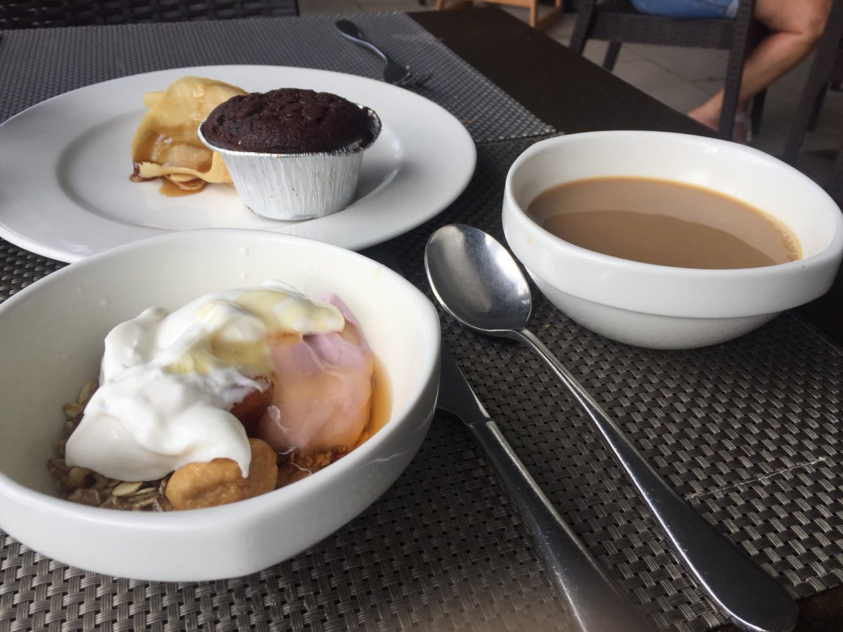 Genussgier's tweet photo. In Ermangelung von Tassen habe ich mich heute für die französische Variante des Frühstückskaffees entschieden – auch wenn die Version in den Resort-Schüsselchen ein wenig wie eine Tränke für kleine Hunde ausschaut. #kos18 https://t.co/bVhT19tSuK