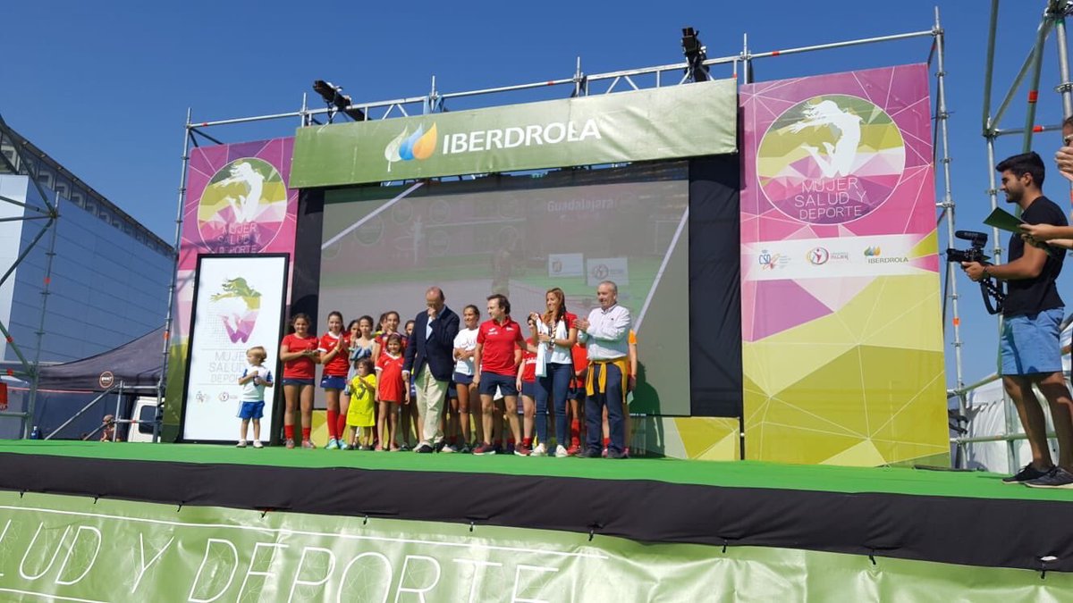 9marialopez's tweet photo. Muchísimas gracias por el homenaje y por tratarme siempre con tanto cariño!!! @fpa_hockey @rgcchockey 💙💛 https://t.co/2c8snnSk7A
