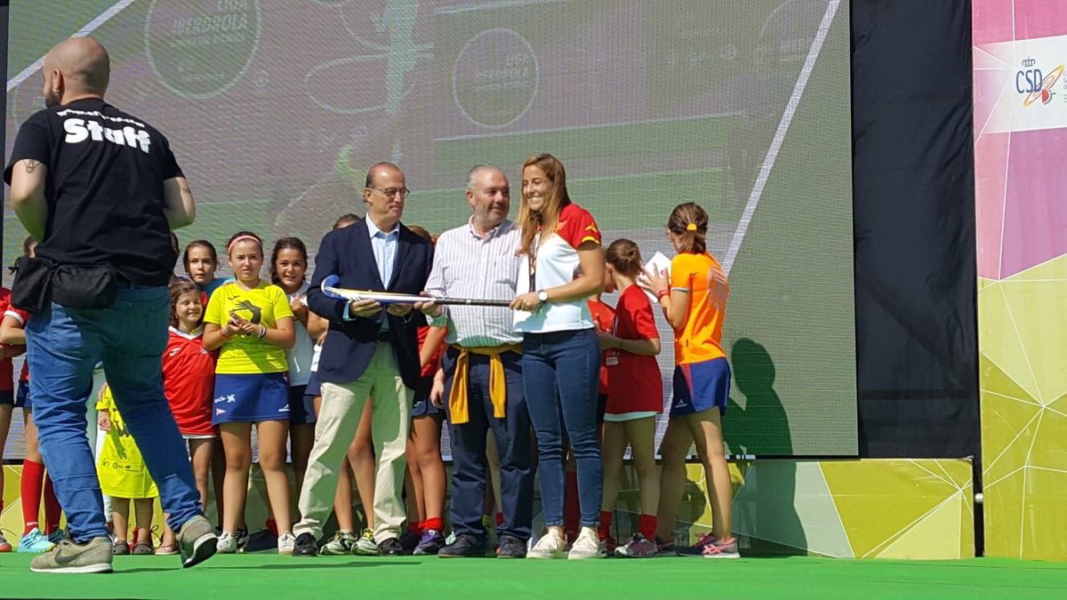 9marialopez's tweet photo. Muchísimas gracias por el homenaje y por tratarme siempre con tanto cariño!!! @fpa_hockey @rgcchockey 💙💛 https://t.co/2c8snnSk7A