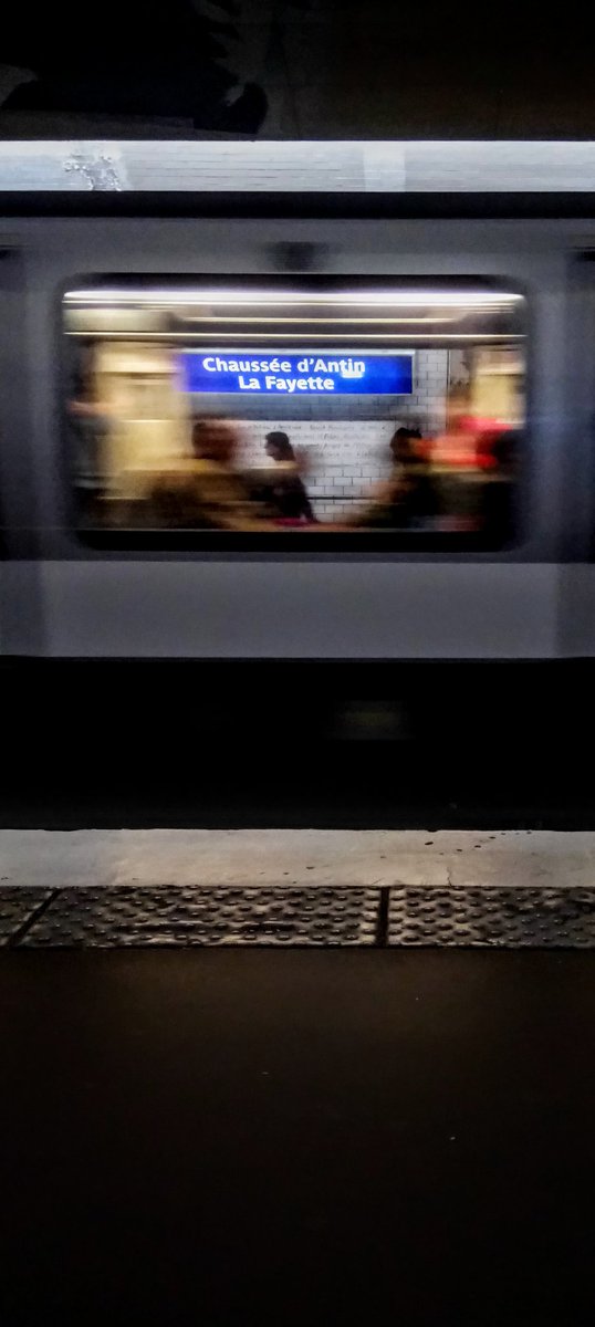 vertigo_fx's tweet photo. #Lafayette #Paris #metro https://t.co/df3D6r6mLh