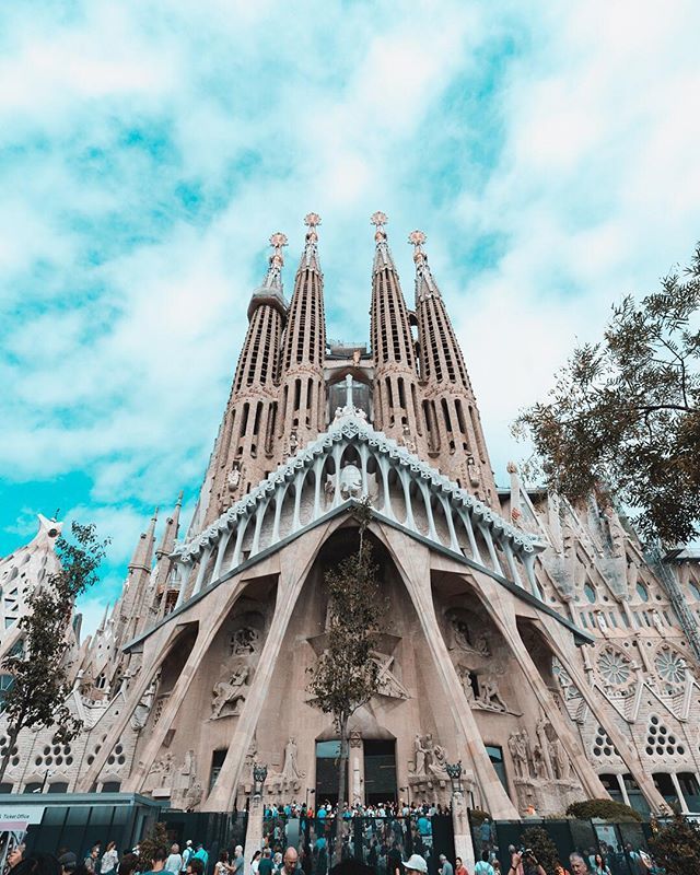 La Sagrada Família
.
Un des édifices les plus impressionnants de Barcelone
.
Shoot on @sonyalpha & #1635mm
.
.
.
.
.
#agameoftones #mkexplore #visualsoflife #fubiz #lifeofadventure #beautifuldestinations #thecreatorclass #moodoftheday #venturegrams #sonyalpha #500px #zeinber…