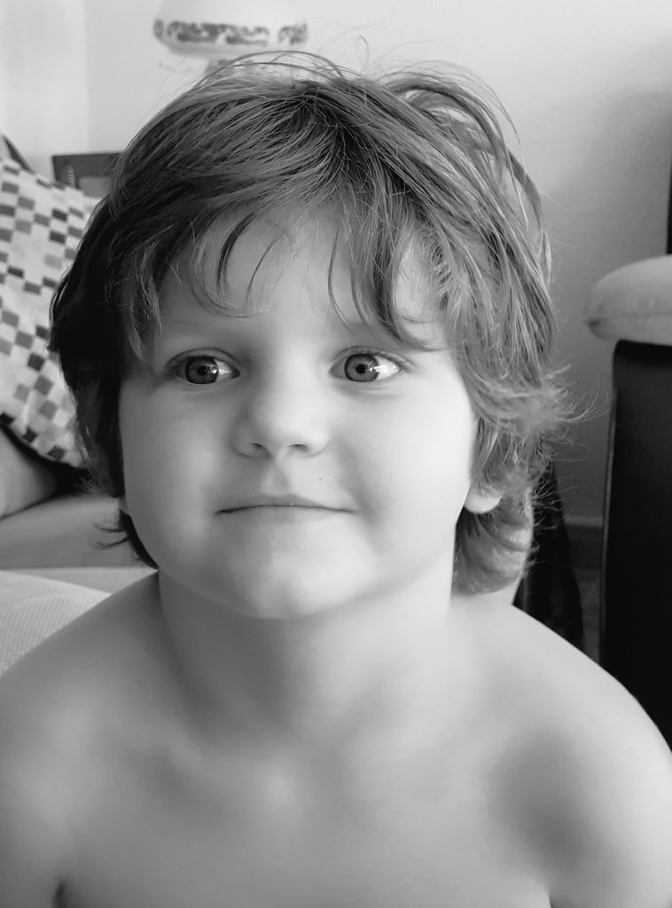JOSEMIMBER's tweet photo. Un nuevo caso de explotación infantil. Estaba poniendo la mesa en casa de sus abuelos!!! https://t.co/Vxzv0vkOYt