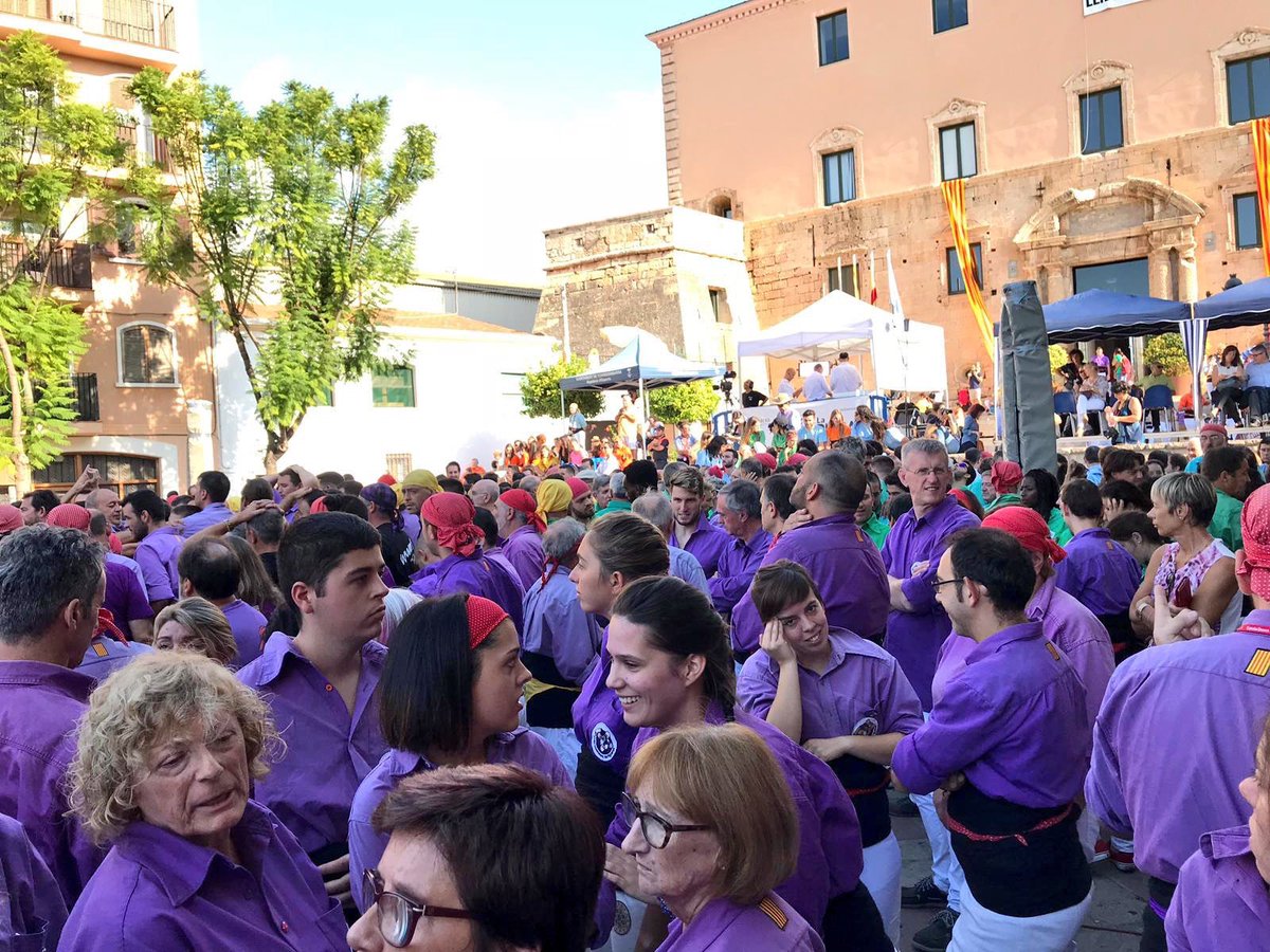 ajfigueres's tweet photo. El regidor de #CulturaPopular @Quim_Felip acompanya a la Colla Castellera de Figueres al #ConcursCastells18 de #Torredembarra https://t.co/pbSME67QYa