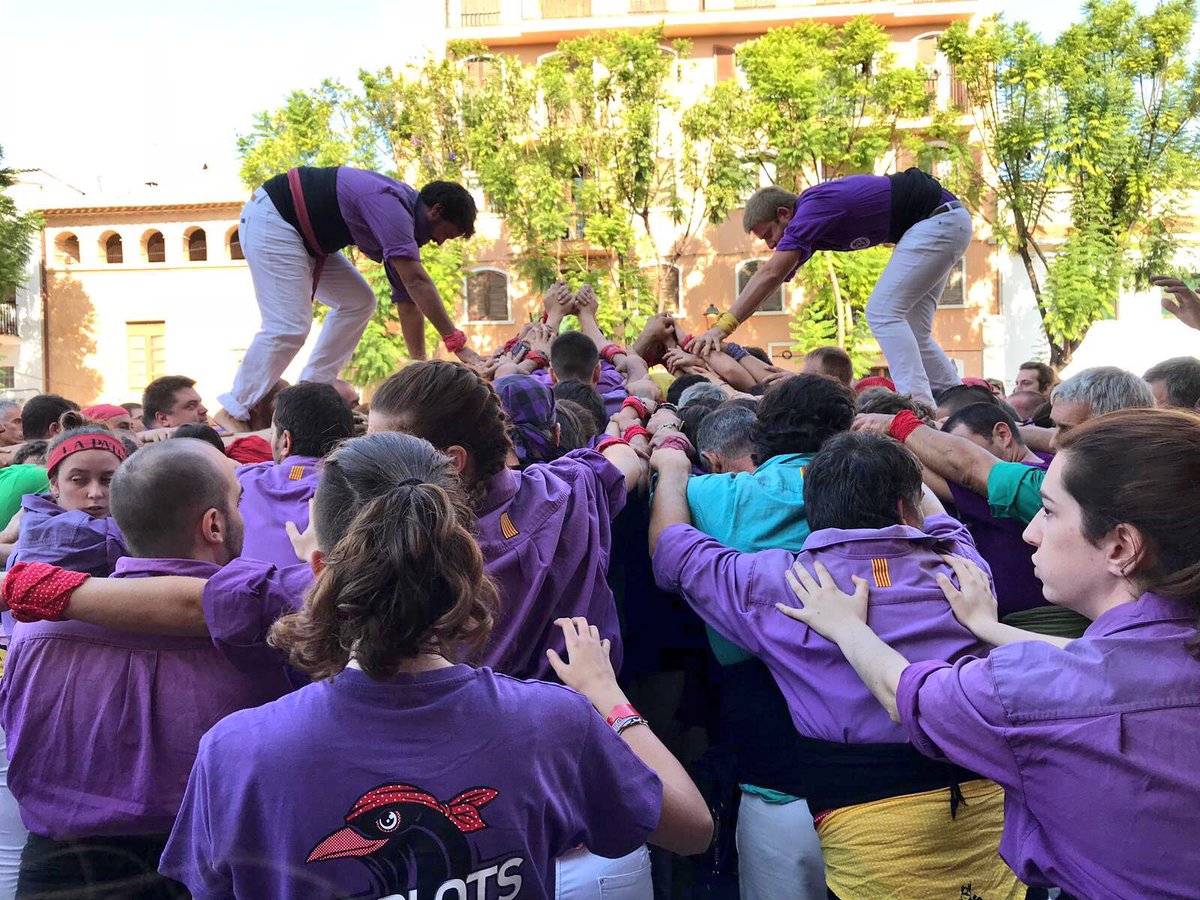 ajfigueres's tweet photo. El regidor de #CulturaPopular @Quim_Felip acompanya a la Colla Castellera de Figueres al #ConcursCastells18 de #Torredembarra https://t.co/pbSME67QYa
