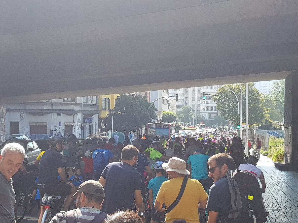 ddgrandio's tweet photo. O #diadabici de hoxe na #Coruña marca un fito pola recuperación dun evento que marcou as infancias de moitas de nós
Hoxe foi posible grazas a @DecathlonES e o seu #decabike @clubherculest e moitas mans que botaron o resto como @MobCoruna @PCivilCoruna #policialocal https://t.co/2JAkJ8DlOI