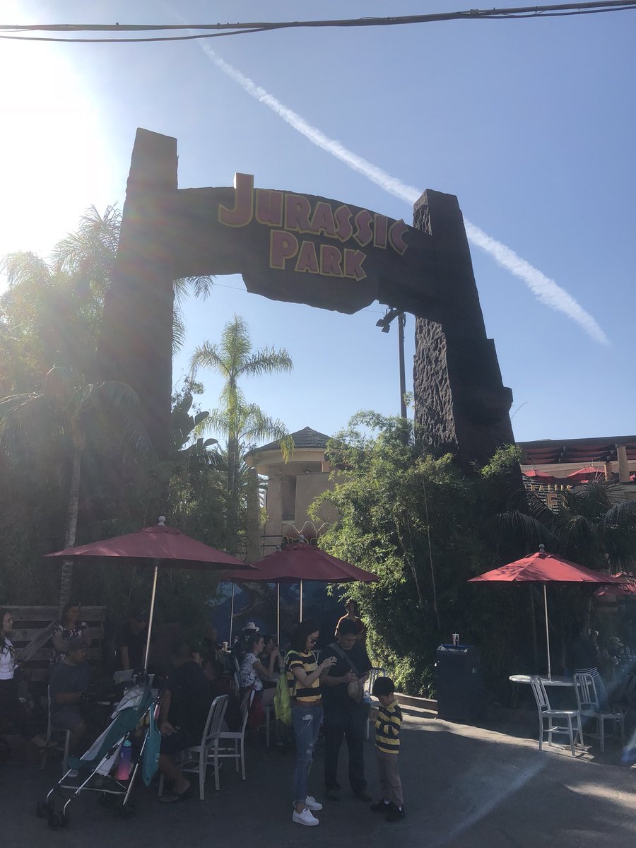 TheCaptainBlog's tweet image. Hollywood, my second home, with obligatory visits to Universal Studios and Disneyland. #HoneymoonDestinationTwo