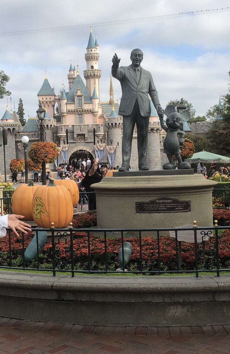 TheCaptainBlog's tweet image. Hollywood, my second home, with obligatory visits to Universal Studios and Disneyland. #HoneymoonDestinationTwo