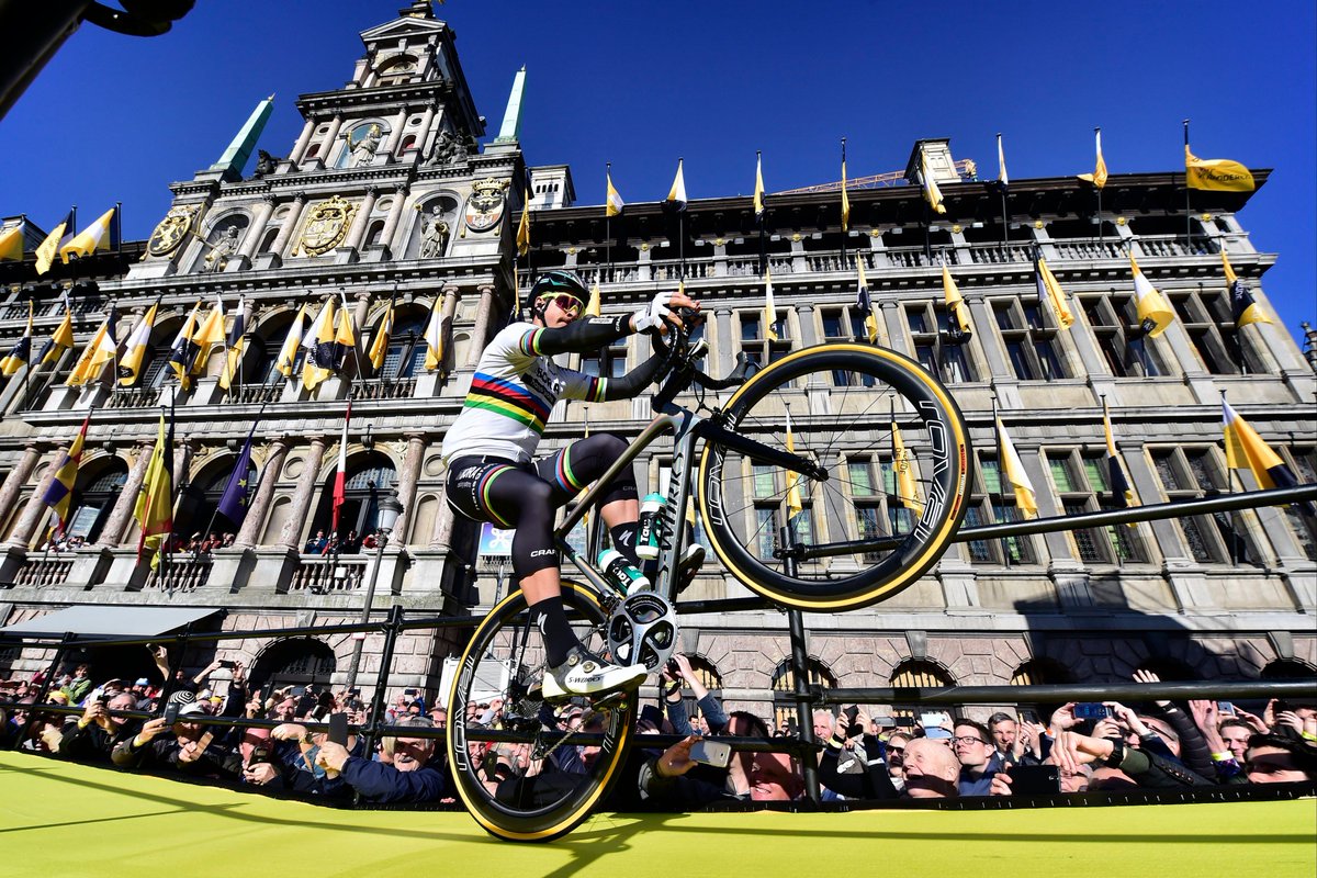wielerrevue's tweet photo. โ๏ธ #Richmond2015
โ๏ธ #Doha2016
โ๏ธ #Bergen2017
โ #InnsbruckTirol2018
๐ Geen vierde wereldtitel voor ๐ธ๐ฐ Peter Sagan: hij is uit het peloton gelost!
Bedankt voor al die prachtige jaren in de regenboogtrui, @petosagan! ๐ https://t.co/AtF934FXWd