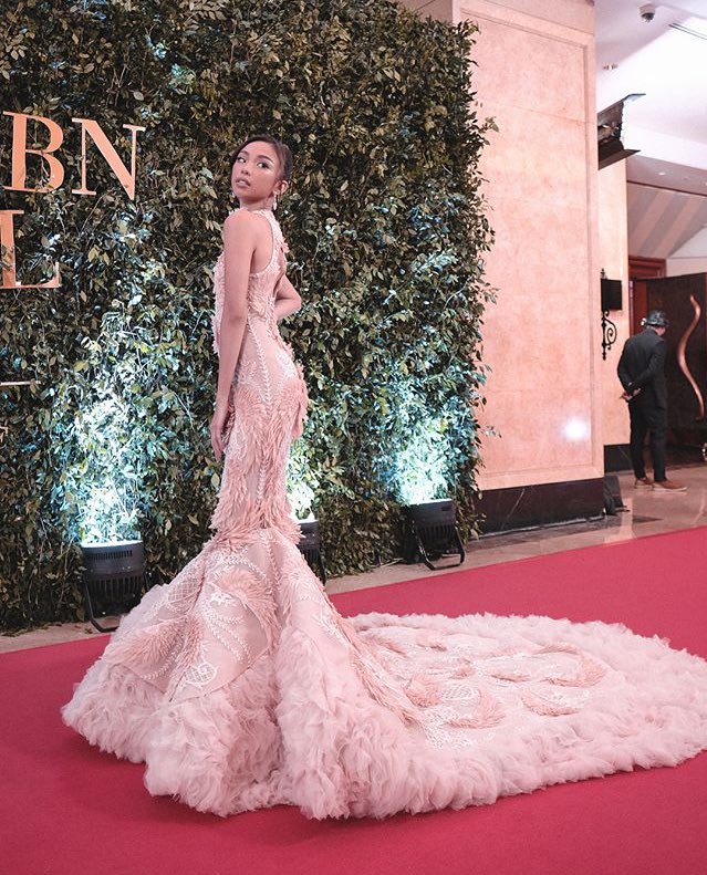 StatiaGuinevere's tweet photo. Inilaban nya yung gown, guys. Pero nung inexplain kung ano yung feathers sa gown nya, narealize ko tayo pala talaga yung inilaban nya. 👊🏻@maymayentrata07 

Photos by Sir @magicliwanag 

https://t.co/4x8KQv3VqB

#PushAwardsMayWards
@Barber_Edward_ https://t.co/C3H9ahVqr0