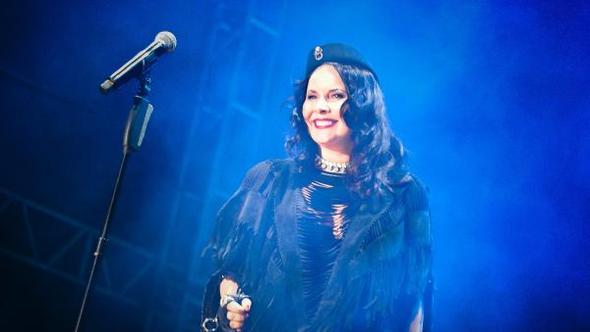 ESKİŞEHİR'de düzenlenen 'MilyonFest Eskişehir' etkinliğinde sahneye çıkan Türk rock müziği sanatçısı Şebnem Ferah, hayranlarını coşturdu. 
Aşağı Söğütönü Mahallesi'ndeki Mola Tesisleri'nde 27-30 Eylül tarihleri arasında düzenlenen MilyonFest Eskişehir etkinliği yoğun ilgi görüyor