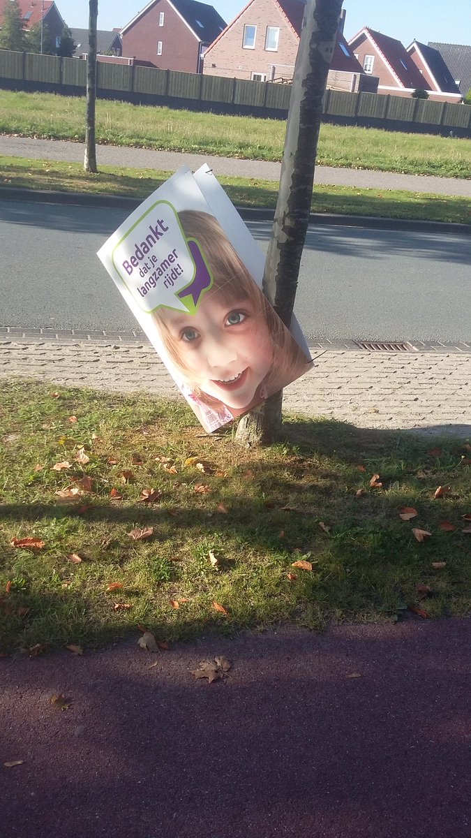 adlijmbach's tweet image. Het tuig kon het niet laten om in de nacht van zaterdag op zondag op de Postweg in #Lewedorp de materialen  van de actie 'Blij dat je langzamer rijdt' te molesteren.