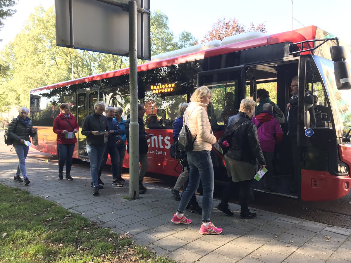 De eerste wandelaars voor de 5 km stappen op de bus om naar het startpunt gebracht te worden. Succes 🍀🚶🏼‍♀️🚶🏻‍♂️