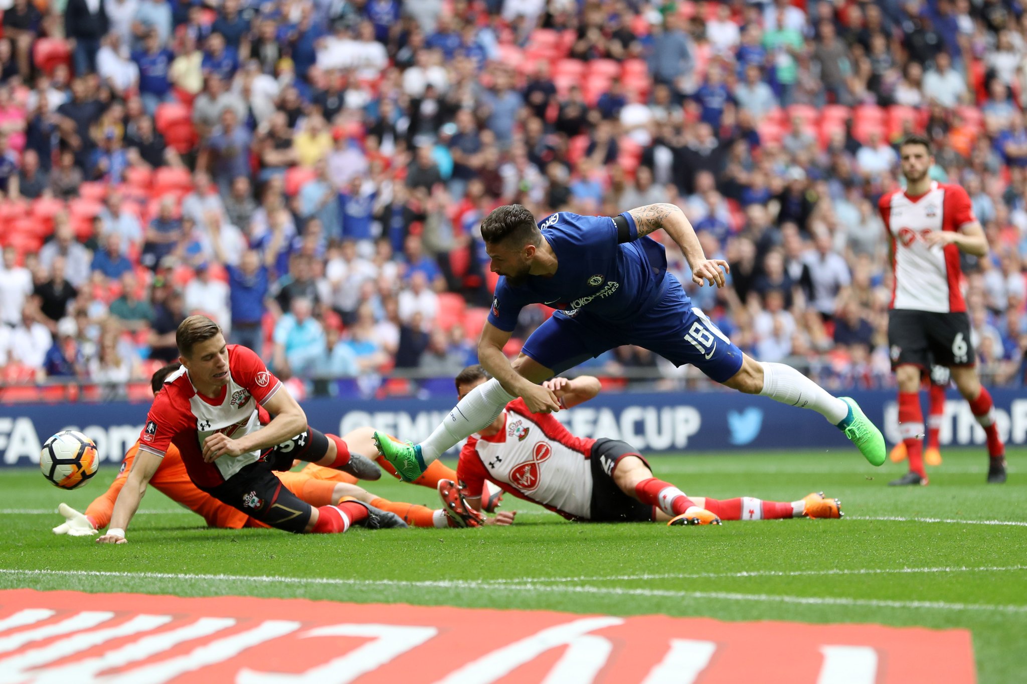 Olivier Giroud switching to Lionel Messi mode for a second Happy birthday Giroud! 