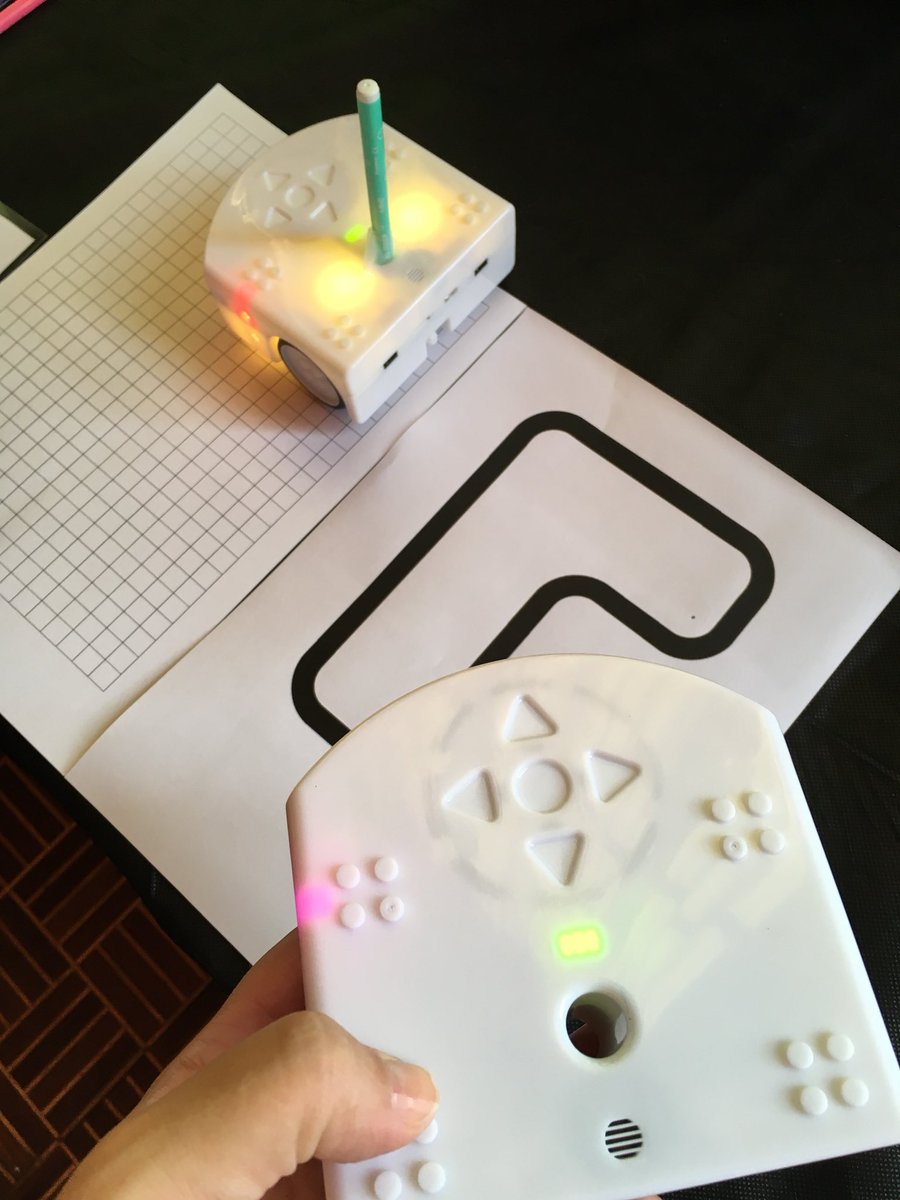 #LemanMake   Une belle journée qui s’annonce au <a href="/LemanMake/">LemanMake</a> de Renens venez nombreux: travail sur la symétrie axiale avec Thymio 
<a href="/ThymioII/">Thymio</a> @FMondada