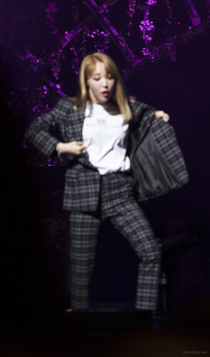 HGG20140619's tweet photo. 2018. 06. 17 솔라감성 Blossom In Busan

😮😗 어와오 ㅋㅋ

#마마무 #MAMAMOO  #솔라 #문별  #김용선 #문별이 https://t.co/PtnkNrk0yq