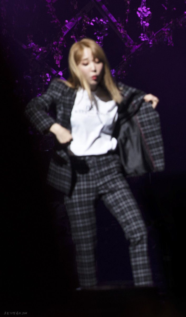 HGG20140619's tweet photo. 2018. 06. 17 솔라감성 Blossom In Busan

😮😗 어와오 ㅋㅋ

#마마무 #MAMAMOO  #솔라 #문별  #김용선 #문별이 https://t.co/PtnkNrk0yq
