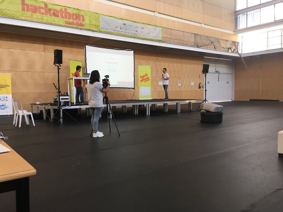 HoneySoftDev's tweet photo. Dentro de nada nos toca presentar! Qué nervios! 🙌🏻 #HackathonCS2018 https://t.co/6ZQg7EI2NA