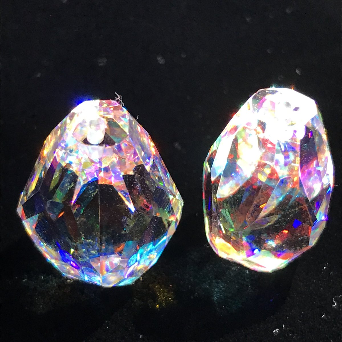 虹の結晶 涙型をベースにラフカットしてみた。キラキラ感倍増