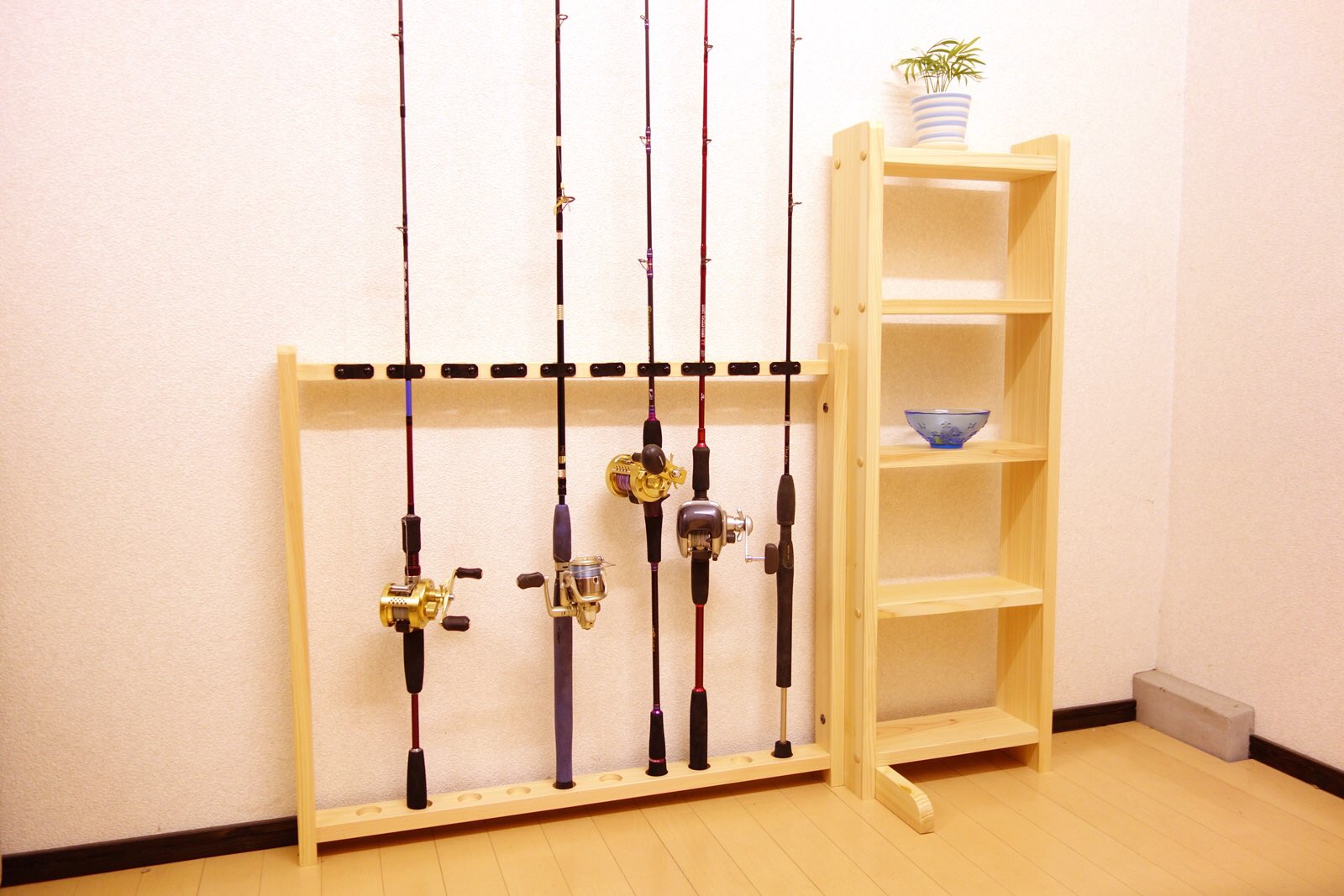 家具職人の作ったロッドスタンド 先程amazonよりお買い上げいただいた 家具職人の作ったロッドスタンド Rs 5 1ピース用 10本収納 13 100円 です 棚付きなので リールを置いたり 自慢の写真を飾ったり 色々とディスプレイできますよ Amazon商品