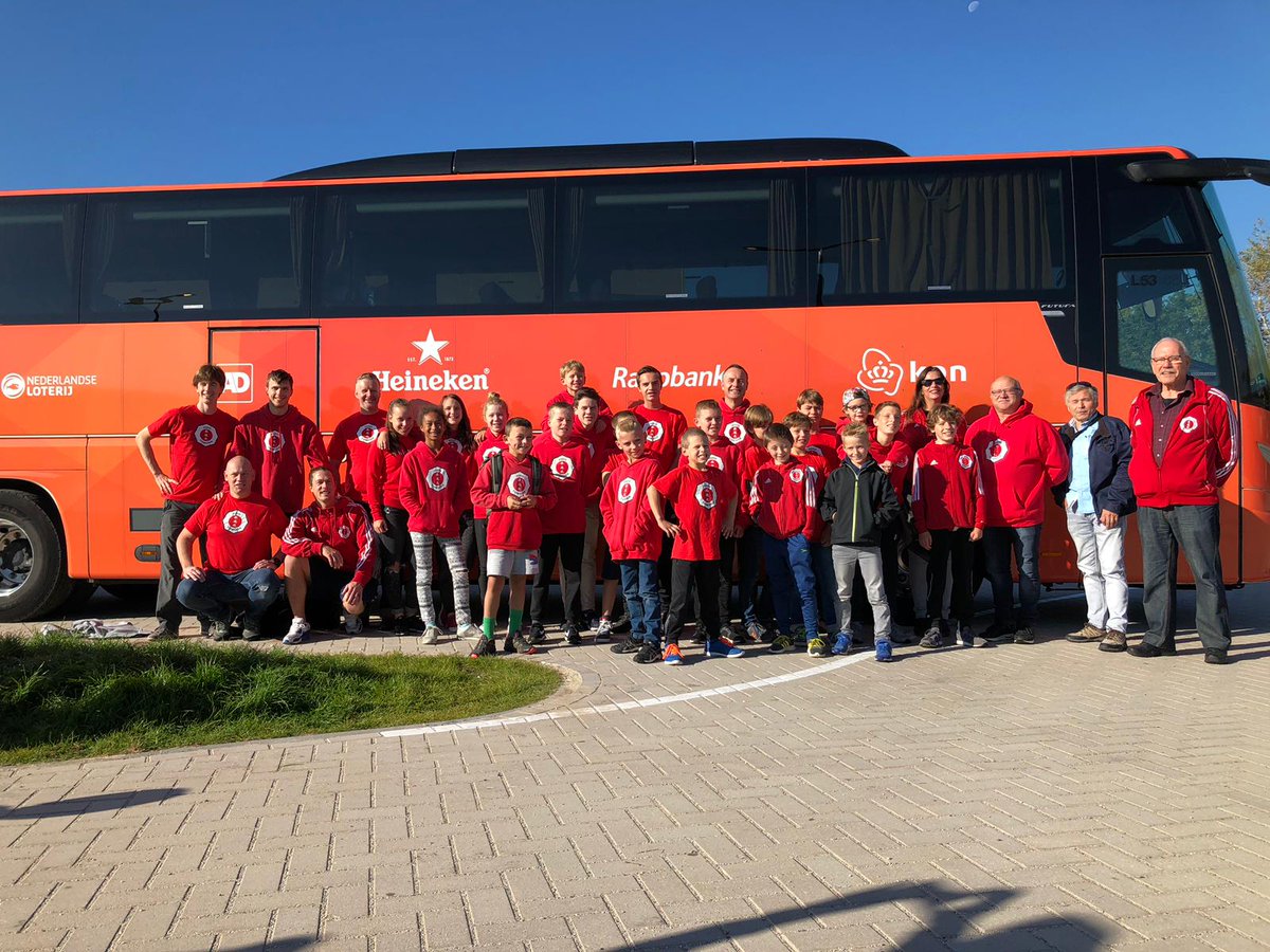 judobond's tweet photo. #NKJUDO: Tomoda is in stijl onderweg naar de Nederlandse kampioenschappen. Namelijk met de enige echte #TeamNL bus https://t.co/KnHLuZqKBc